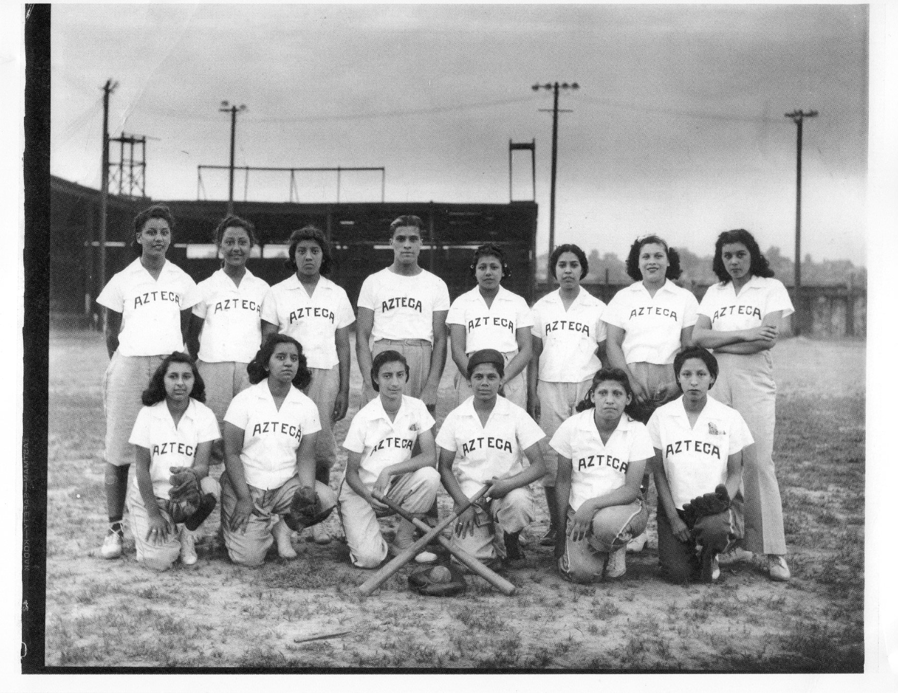 ¡Pleibol! In the Barrios and the Big Leagues / En los barrios y las grandes ligas